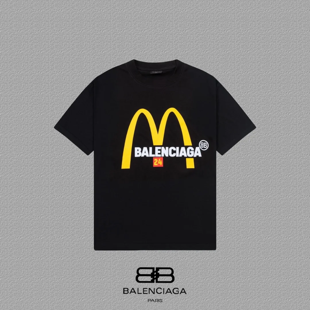 P80✨🔥 BALENCIAGA Paris co-branded Mc Donald's flocked letter printed short-sleeved T-shirt. Custom-woven and dyed 280g combed cotton heavyweight fabric. Zero color difference in threads. Perfect details. Different from the current version on the market. Welcome to compare. Same Style for men and women. Must-sell model in the picture above. Color: White Black Size: 1 2 3 4